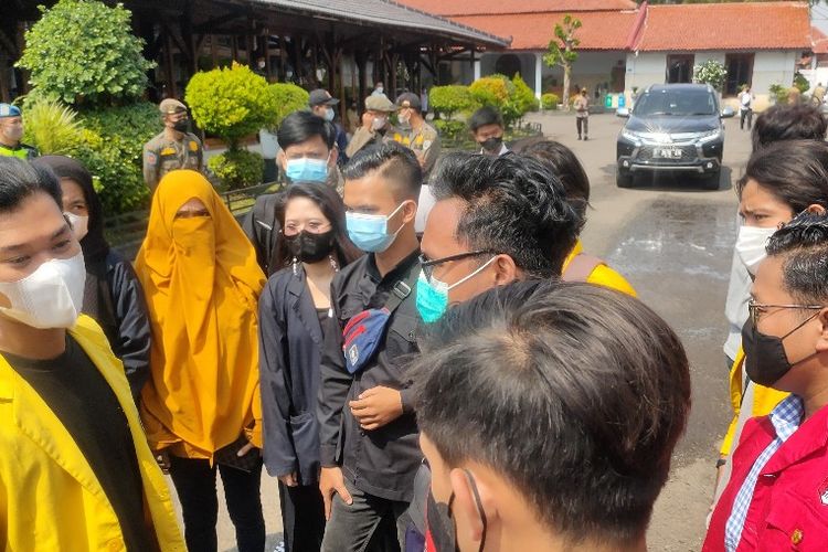 Sejumlah mahasiswa berkoordinasi usai audiensi menolak perpanjangan PPKM Darurat dengan Wali Kota Tegal dan anggota Forkompimda di Balai Kota Tegal, Senin (19/7/2021). 