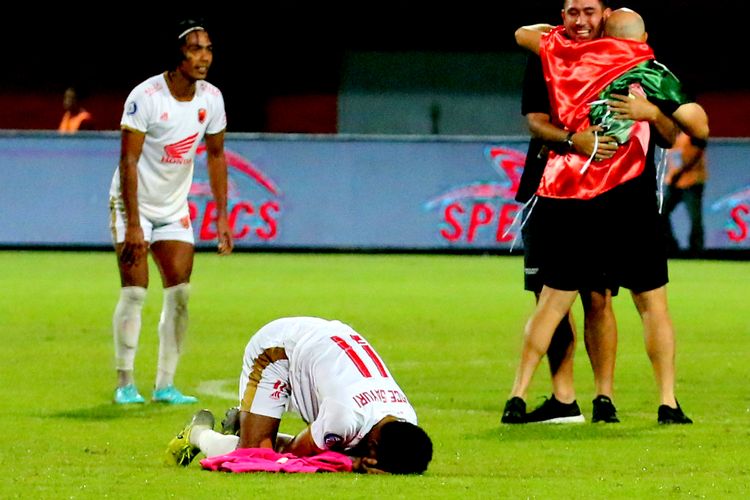 Pemain PSM Makassar Yance Sayuri sujud syukur seusai menyegel juara Liga 1 2022-2023 pada pekan ke-32 melawan Madura United yang berakhir dengan skor 1-3 di Stadion Gelora Ratu Pamelingan Pamekasan, Jumat (31/3/2023) malam.