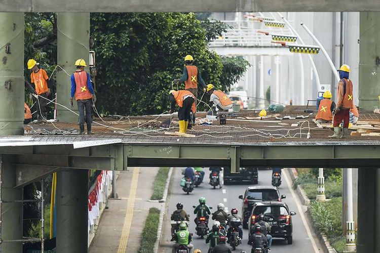 Pekerja menyelesaikan pembangunan skybridge di Halte TransJakarta Centrale Stichting Wederopbouw (CSW) koridor 13, Jakarta, Rabu (8/7/2020). Skybridge atau Jembatan Penyeberangan Multiguna (JPM) yang akan terintegrasi antara Stasiun MRT ASEAN dengan Halte TransJakarta CSW tersebut ditargetkan rampung pada akhir 2020.