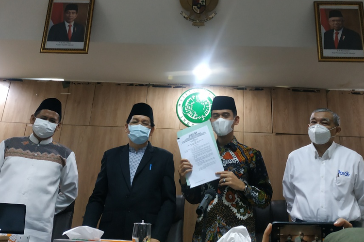 Ketua MUI Bidang Fatwa Asrorun Niam Sholeh dalam konferensi pers terkait Vaksin Zifivax di Kantor MUI, Jalan Proklamasi No.41, Menteng, Jakarta, Sabtu (9/10/2021).