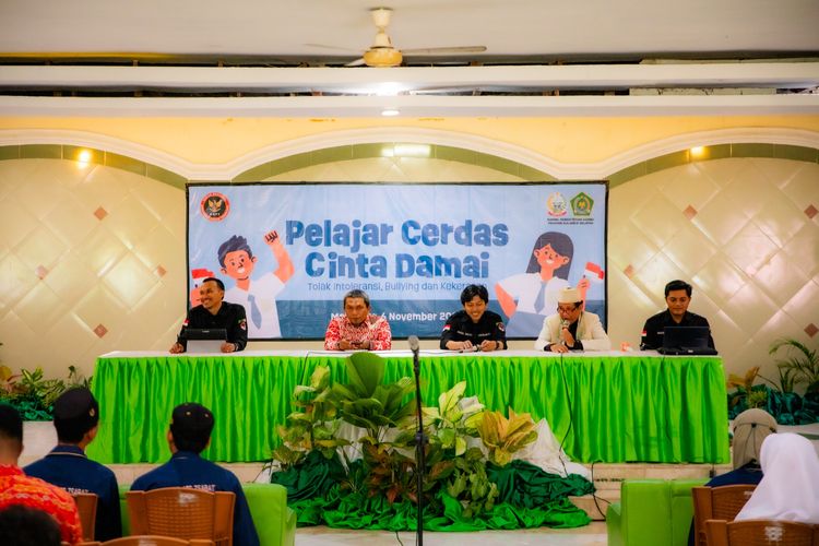 Pihak BNPT dan sekolah menengah atas di Makassar saat menghadiri secara langsung kegiatan Sekolah Damai di Makassar, Rabu (6/11/2024). 