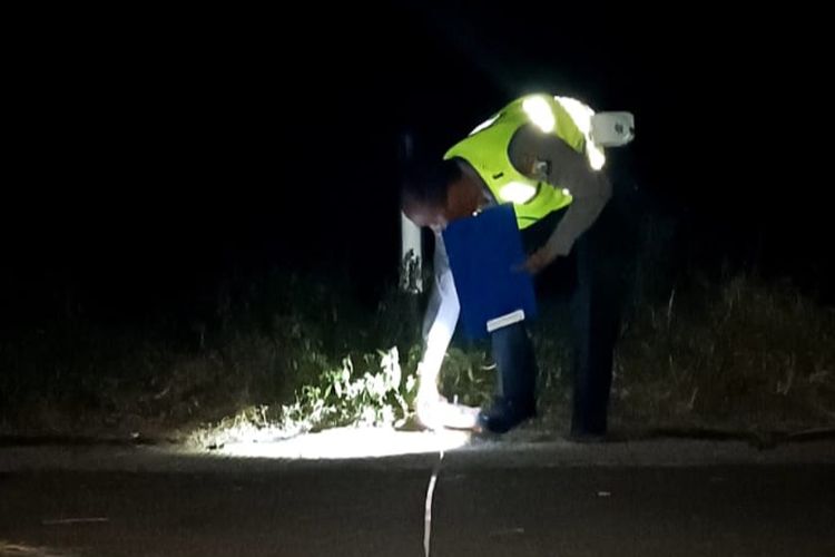 Polisi melakukan olah TKP kecelakaan yang melibatkan mobil rombongan KPU Kabupaten Probolinggo. 