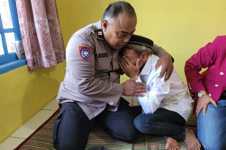 Ayahh OK, Jakam (51) menangis di rumahnya Desa Purwosari, Kecamatan Baturraden, Kabupaten Banyumas, Jawa Tengah, Senin (5/6/2023).