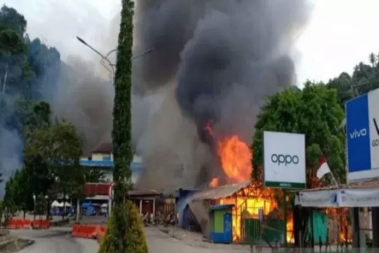 Aksi demonstrasi diwarnai pembakaran kios di Fakfak, Papua Barat, Rabu (21/8/2019)