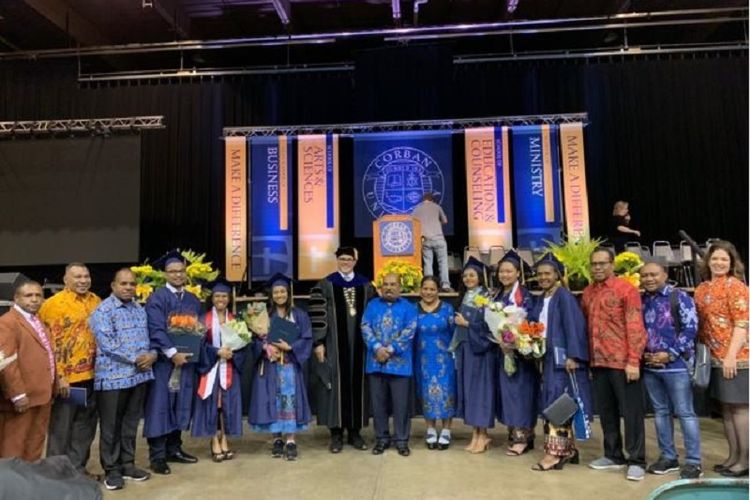 Gubernur Papua Lukas Enembe berfoto bersama tujuh mahasiswa Papua yang baru lulus dari Universitas Corban, Oregon, Amerika Serikat.