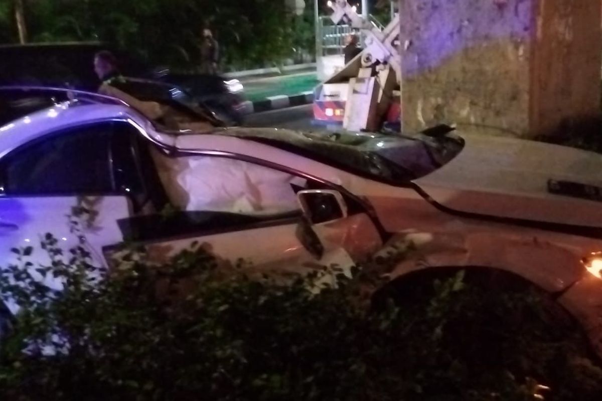 Mobil Mercedes-Benz dengan nomor polisi B 812 BIL mengalami kecelakaan tunggal di depan Hotel Mulia, Jalan Asia-Afrika, Jakarta Pusat, Kamis (16/12/2021) malam.