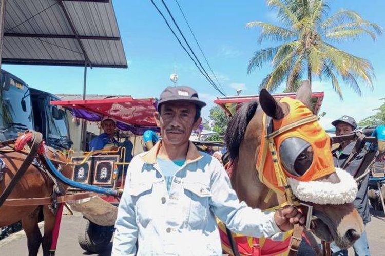 Tatep Ajo kusir delman asal Cihuni, Kabupaten Garut, Jawa Barat, mendapatkan bantuan renovasi rumah dari Gubernur Jawa Barat Dedi Mulyadi saat mengurus proses pencarian kompensasi larangan jalan selama arus mudik Lebaran 2025, Kamis (20/3/2025) di Mapolres Garut. 