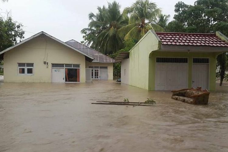 Banjir menggenangi permukiman warga di Kecamatan Bulango Ulu, Gorontalo, Sabtu (3/6/2017). Banyak warga tidak sempat menyelamatkan harta bendanya saat banjir datang.