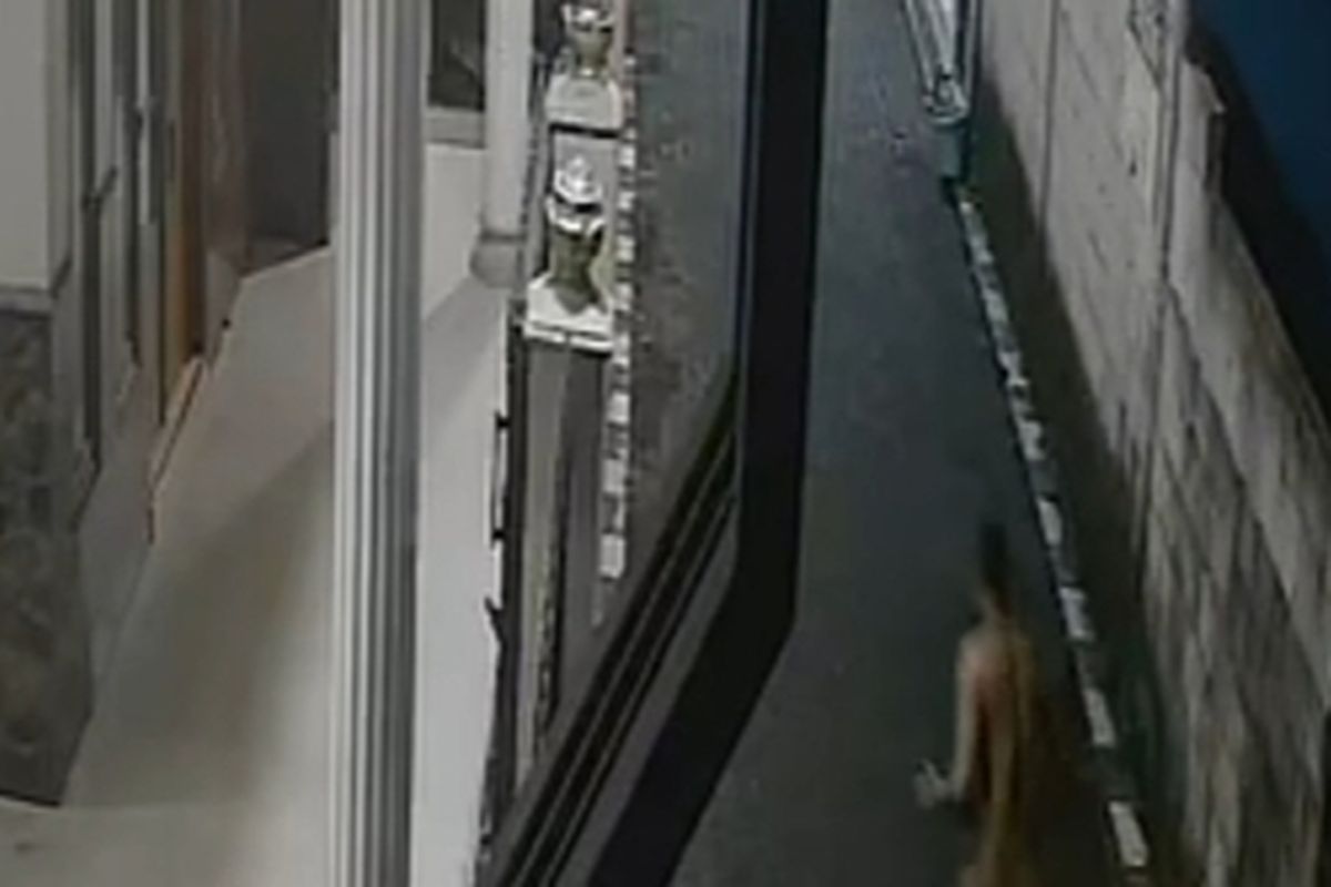 Tangkapan layar rekaman CCTV aksi pelaku pencurian tanpa busana di Kota Malang. 