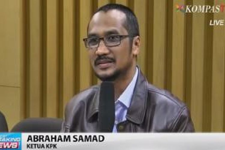 Ketua KPK Abraham Samad saat jumpa pers di Gedung KPK, Senin (2/2/2014) malam.