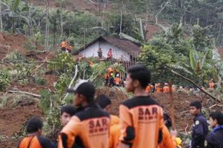 Tim SAR mencari korban di lokasi bencana tanah longsor yang terjadi di Dusun Jemblung, Desa Sampang, Banjarnegara, Jawa Tengah, Minggu (14/12/2014). Peristiwa ini mengakibatkan ratusan rumah tertimbun dan puluhan warga meninggal dunia.