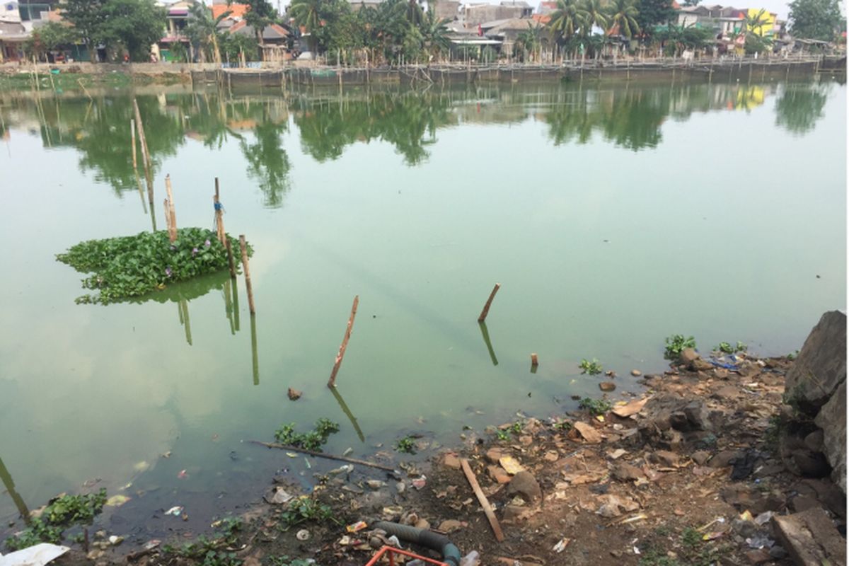 Situ Rawa Kalong di Jalan Rawa Kalong, Kelurahan Curug, Kecamatan Cimanggis, Depok, Jawa Barat. Situ ini  terlihat kotor dan tercemar dengan bau amis yang menyengat. 