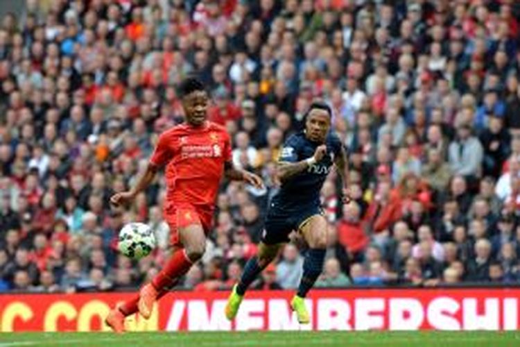 Striker Liverpool, Raheem Sterling (kiri) sesaat sebelum mencetak gol ke gawang Southampton pada pertandingan Premier League di Stadion Anfield, Minggu (17/8/2014).