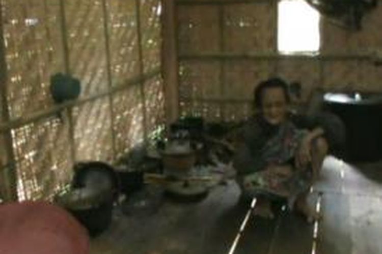 Baha (80), nenek yang hidup sebatangkara di tengah hutan di Mampie, Polewali Mandar, Sulawesi Barat, akhirnya bisa mewujudkan mimpi membangun rumah sederhana.  