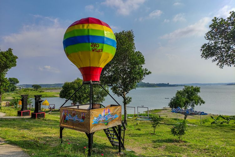 Spot Foto Balon di Embun Bening Waduk Kedung Ombo.