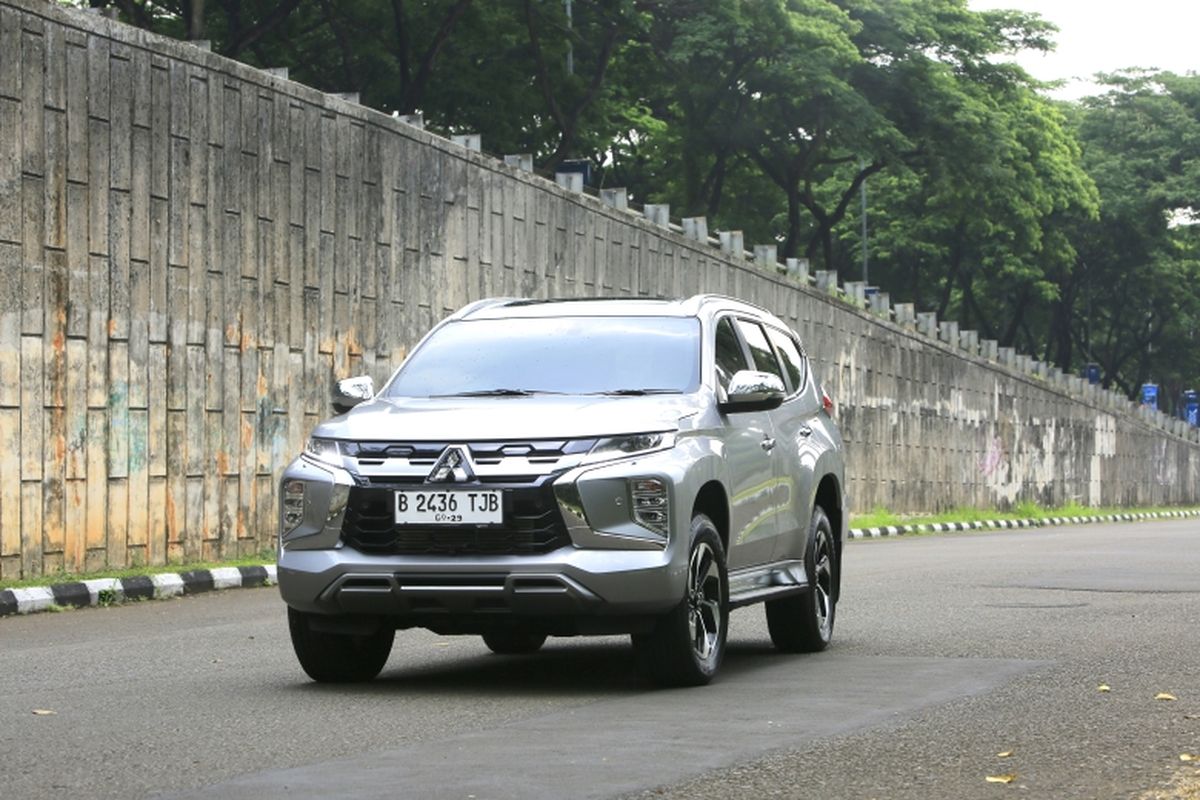 Desain gagah dan elegan Mitsubishi New Pajero Sport saat melintasi jalan perkotaan dengan penuh percaya diri, menggabungkan bodi kokoh dengan fitur keselamatan modern untuk kenyamanan dan keamanan maksimal. 