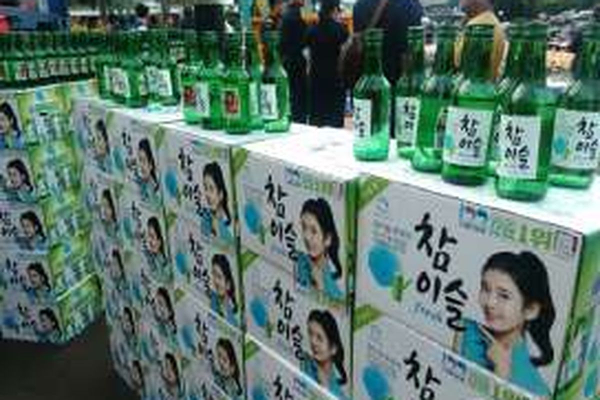 Sebanyak 36.400 botol minuman keras asal Korea Selatan atau Soju diselundupkan ke Tanah Air di Pelabuhan Tanjung Priok, Jakarta Utara. Puluhan ribu miras tersebut masuk ke Indonesia dengan disamarkan sebagai suku cadang elevator (alat berat). Jumat (23/12/2016)