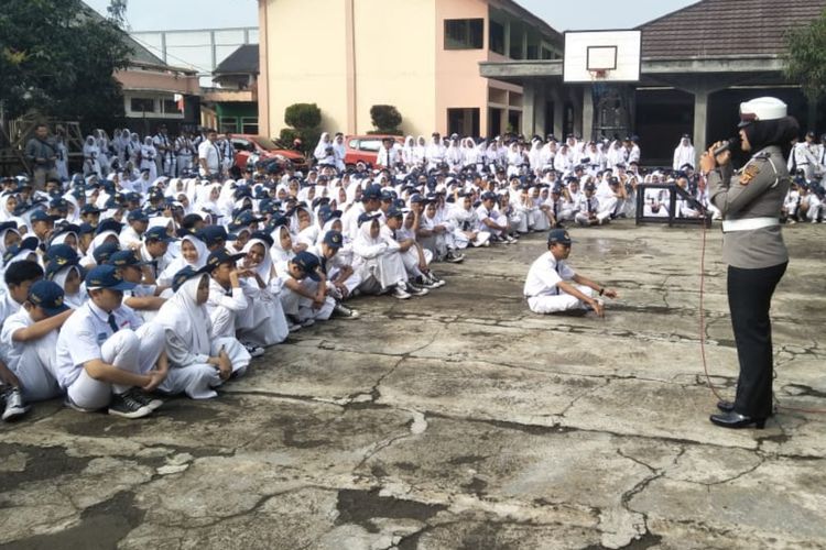 Staf Humas Polres Sumedang, Bripka Endah memberikan pemahaman kepada pelajar SMPN 5 Sumedang untuk menjauhi aksi bullying dan waspada terhadap kabar hoaks kepada pelajar SMPN 5 Sumedang, Jawa Barat, Senin (29/4/2019).