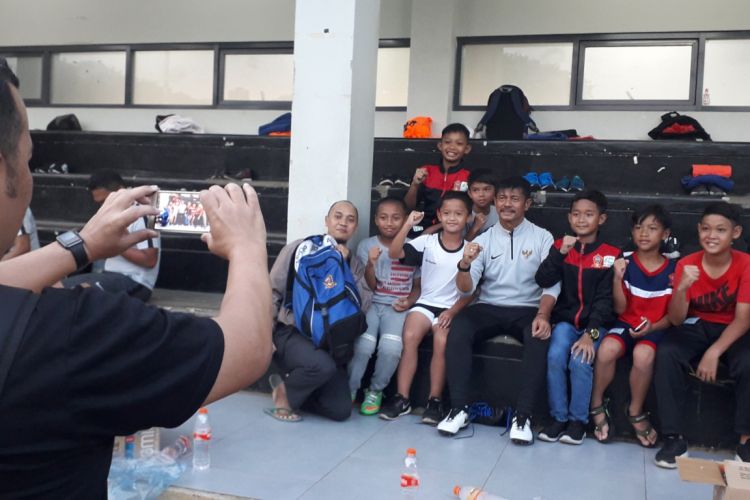 Pelatih tim nasional U-22 Indonesia, Indra Sjafri melayani permintaan foto para penggemarnya usai sesi latihan di Lapangan ABC, Kompleks GBK, Jakarta, Kamis (14/2/2019).