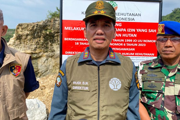 Direktur Penindakan Pidana Kehutanan Kementerian Kehutanan, Rudianto Saragih Napitu, menjelaskan soal tambang kapur ilegal, Rabu (2/7/2025). 