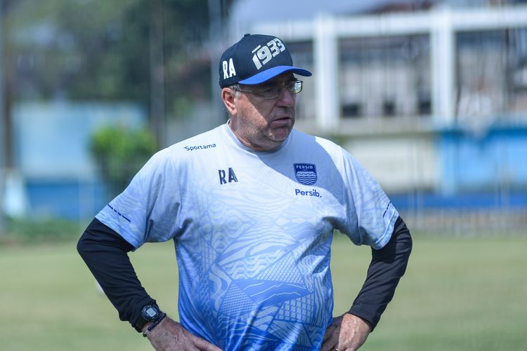 Robert Rene Alberts saat memipin latihan Persib di Stadion Persib, Sidolig, Bandung, Selasa (2/8/2022) usai kalah dari Madura United. Terkini, Robert Rene Alberts menyatakan mundur dari kursi kepelatihan Persib Bandung pada Rabu (10/8/2022).