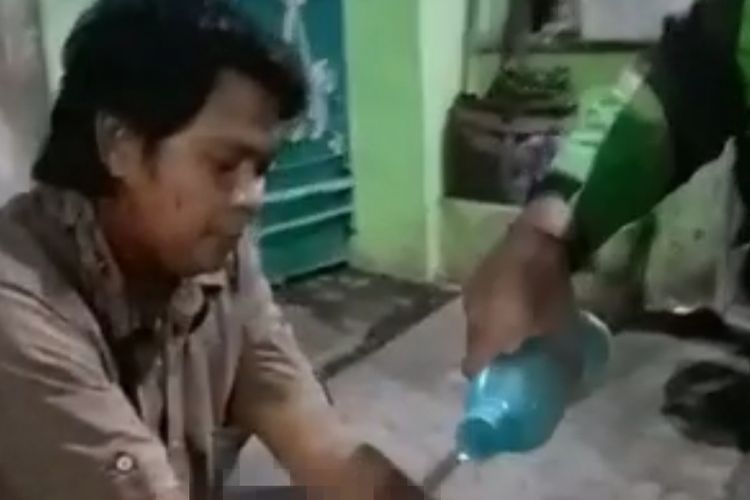 Seorang tukang nasi goreng berhasil melawan dua pembegal yang hendak mencuri ponselnya di Kelurahan Cipinang Muara, Kecamatan Jatinegara, Jakarta Timur, pada Senin (30/1/2023) pukul 02.15 WIB.
