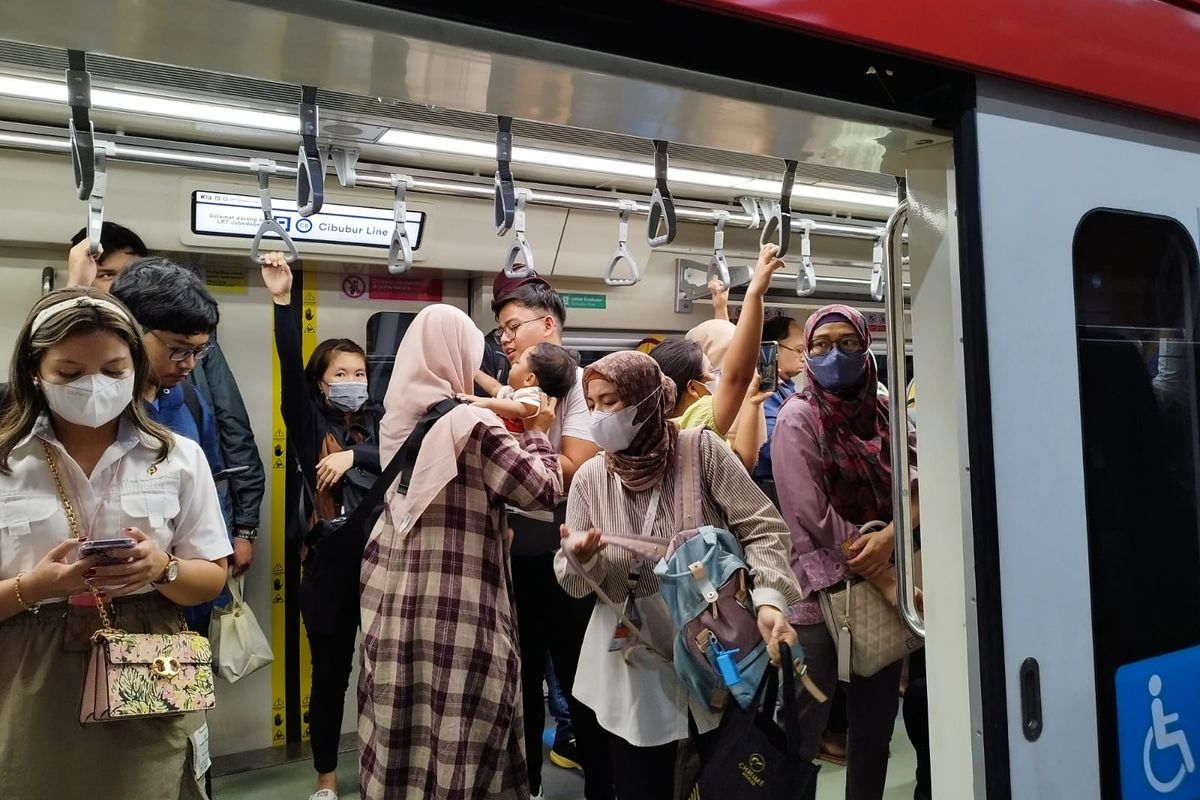 Keramaian penumpang di LRT Dukuh Atas-Harjamukti dari Stasiun LRT Dukuh Atas, Jakarta Selatan, Senin (28/8/2023). (KOMPAS.com/XENA OLIVIA)