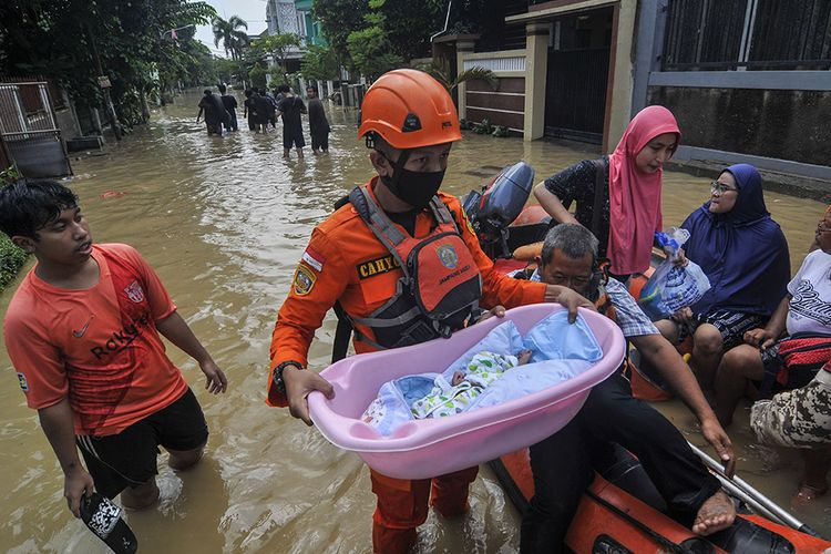 Petugas Badan Penanggulangan Bencana Daerah (BPBD) mengevakuasi anak bayi saat banjir di Jatirasa, Bekasi, Jawa Barat, Minggu (25/10/2020). Banjir akibat luapan kali Cikeas memasuki permukiman pada (24/10) pukul 23.00 WIB dan merendam ratusan rumah warga.