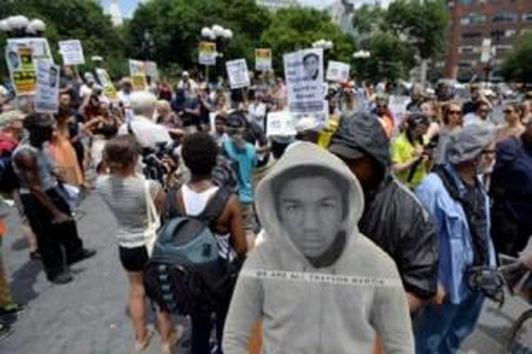 Seorang pria memegang potongan karton Trayvon Martin dalam demonstrasi di New York City.