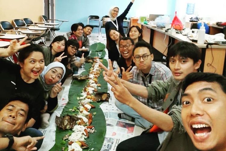Kong Latiep menyantap nasi liwet bersama rekan kerja setimnya di divisi Content Marketing pada Kamis (19/12/2019).