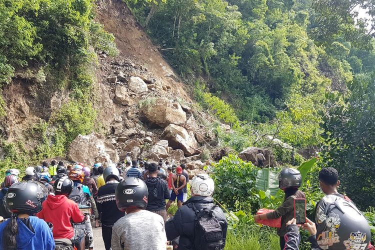 Material longsor yang menutupi jalan Trans Flores tepat di kilometer 17 Kabupaten Ende, NTT, Rabu (20/1/2021) pagi.