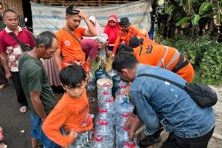 250 KK di Cimahpar Bogor Terdampak Kekeringan, BPBD Kirim Air Bersih