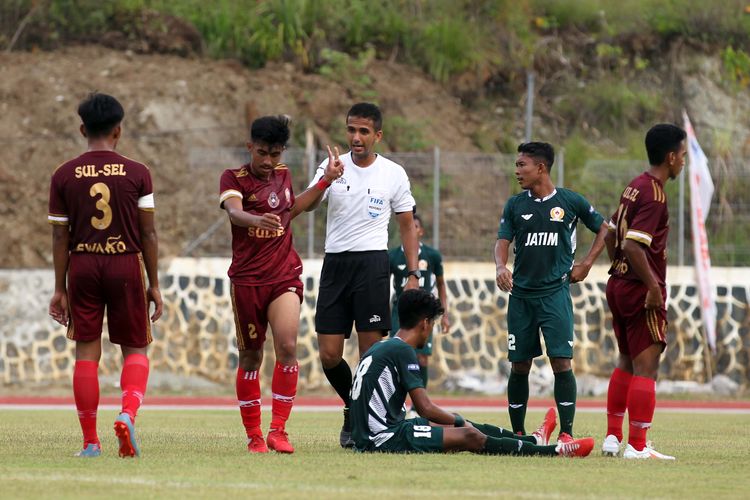 Wasit berlisensi FIFA Thoriq Al Katiri memimpin pertandingan babak penyisihan PON XX Papua 2021, Jatim melawan Sulawesi Selatan yang berakhir dengan skor 3-0 di Stadion Mahacandra Kota Jayapura, Senin (27/9/2021) sore.