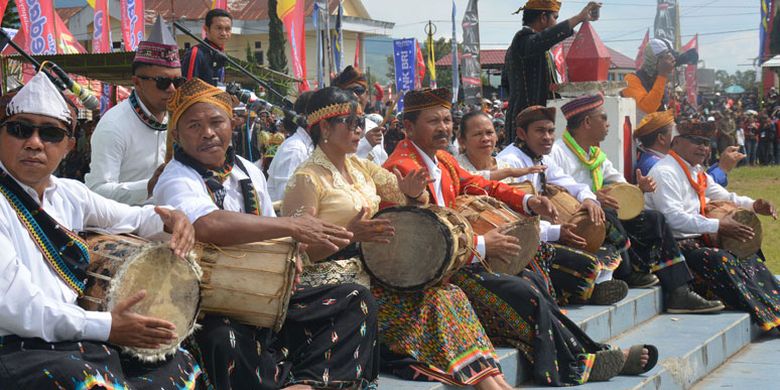 Penabuh gendang memberikan spirit kepada 1.500 penari Ndundu Ndake di Lapangan Motangrua, Kota Ruteng, ibu kota Kabupaten Manggarai, Flores, Nusa Tenggara Timur, Selasa (18/7/2017). Tarian massal Ndundu Ndake berhasil memecahkan rekor Leprid.  