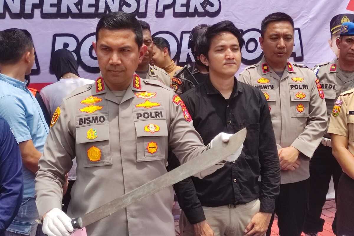Kepala Polresta Bogor Kota Komisaris Besar Bismo Teguh Prakoso saat menunjukkan barang bukti berupa senjata tajam gobang yang digunakan pelaku untuk menebas leher pelajar SMK Bina Warga 1 berinisial AS hingga tewas, Selasa (14/3/2023).