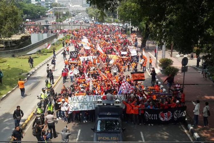 Ribuan The Jak Mania long march menuju Istana Negara, Selasa (5/5/2015).