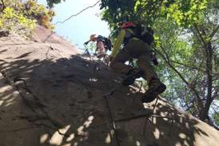 Pendaki menjajal via ferrata atau tangga besi di Gunung Parang, Purwakarta. 