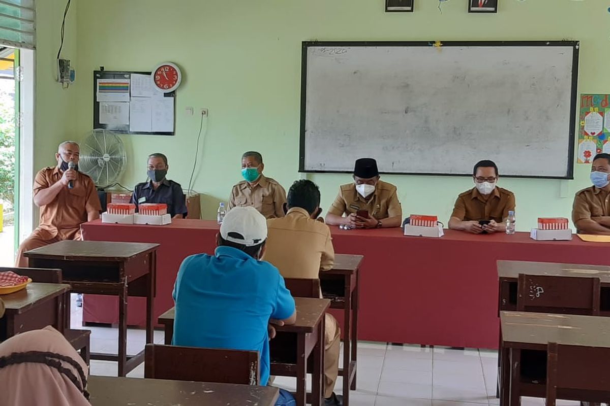 Sebelum melaksanakan pembelajaran tatap muka, sekolah perlu melakukan sosialisasi kepada orangtua peserta didik dan komite sekolah untuk mendengar berbagai masukan dan memastikan pembelajaran yang aman untuk siswa. 