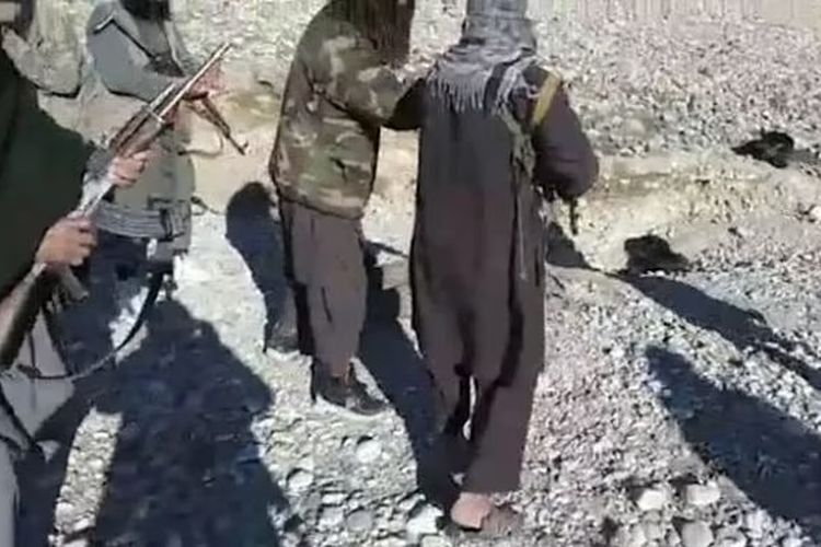 Milisi Taliban memenggal kepala tentara Afghanistan. [Via Daily Mail]