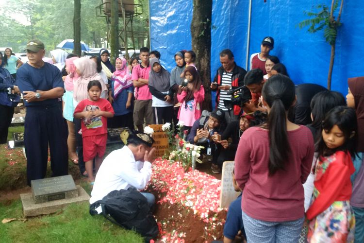 Para warga mengunjungi makam artis peran Julia Perez di TPU Pondok Rangon, Jakarta Timur, Minggu (11/6/2017). Mereka ada yang memanjatkan doa, ada pula yang sekadar berfoto-foto dipusara Jupe.