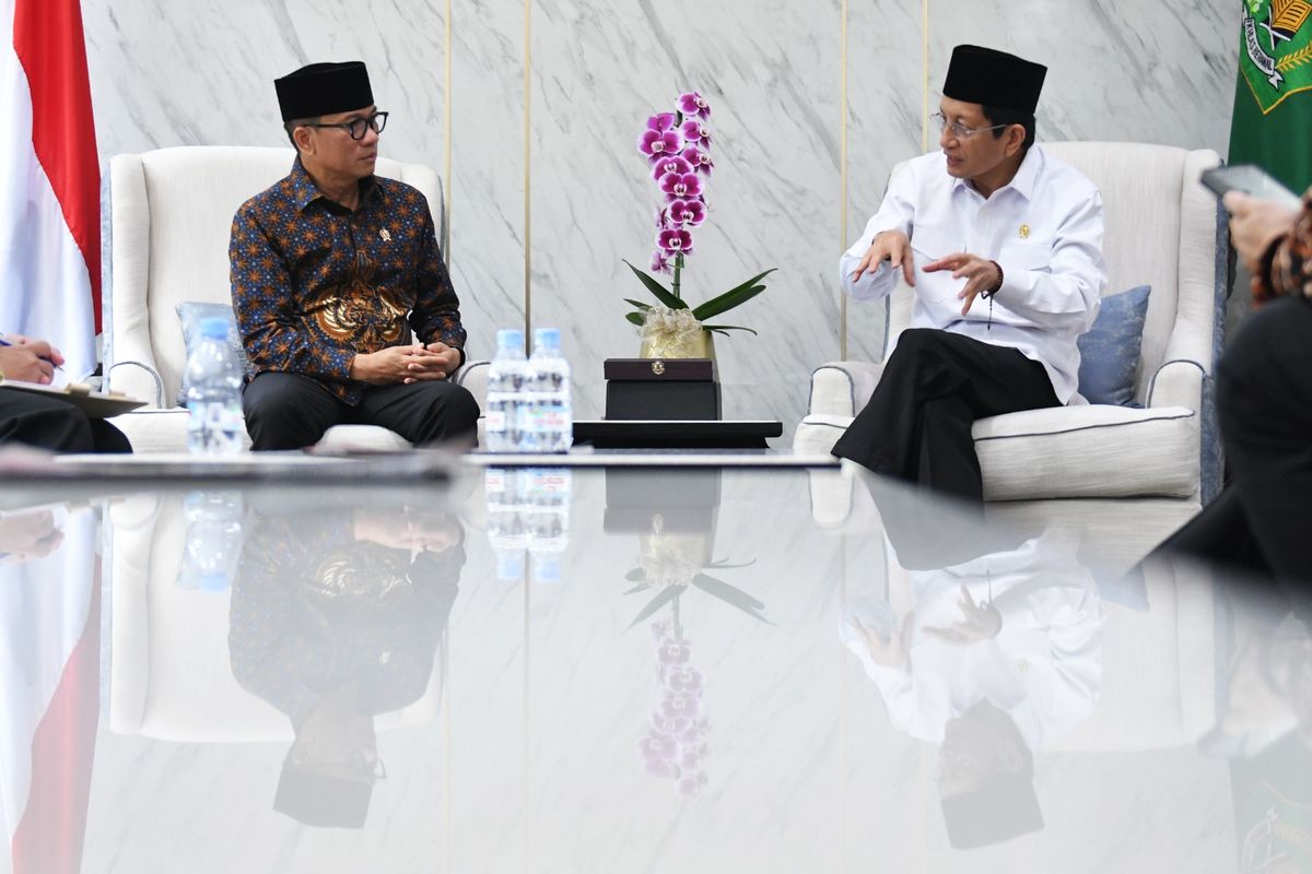 Menteri Desa Pembangunan Daerah Tertinggal (PDT) Yandri Susanto sedang berbincang dengan  Menteri Agama (Menag) Nasaruddin Umar di Kantor Kementerian Agama (Kemenag), Jakarta pada Kamis (27/2/2025).