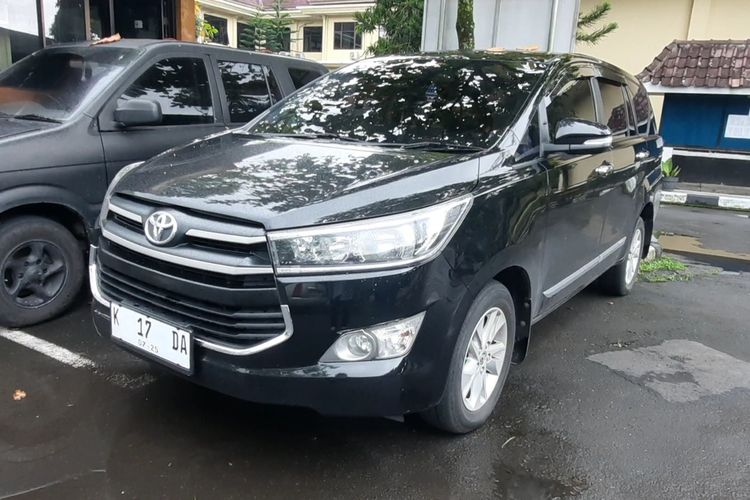 Mobil rental yang digunakan oleh DDS (22) untuk menyimpan racun arsenik dan sianida. Dua racun untuk membunuh keluarganya. Mobil itu masih diamankan di mapolresta Magelang, Jumat (2/12/2022).