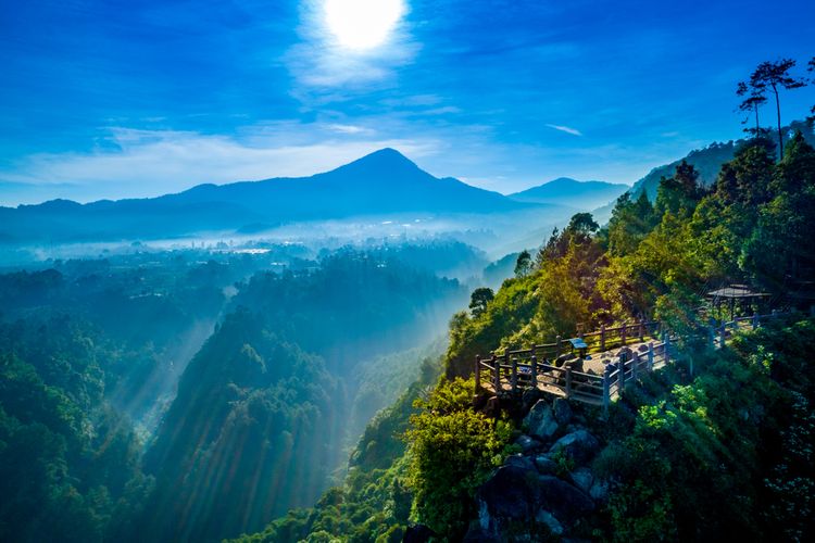 Tebing Keraton di Kabupaten Bandung Barat, salah satu tempat wisata Lembang yang bisa dikunjungi.