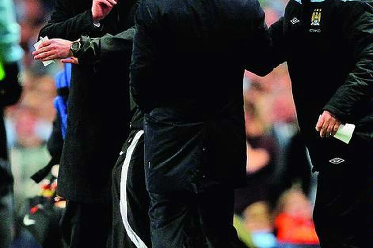 Pelatih  Manchester United  Sir Alex Ferguson (kiri) beradu mulut dengan Pelatih  Manchester City  Roberto Mancini (kedua dari kanan, membelakangi lensa) di tengah laga derbi Manchester di Stadion Etihad, 30 April lalu.  Ketika itu  City unggul tipis 1-0.