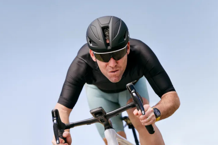 Oakley Meta Vanguard sendiri dirancang khusus untuk mendukung kebutuhan para atlet, mulai dari pelari, pesepeda, atau pengguna yang gemar beraktivitas outdoor dengan intensitas tinggi.