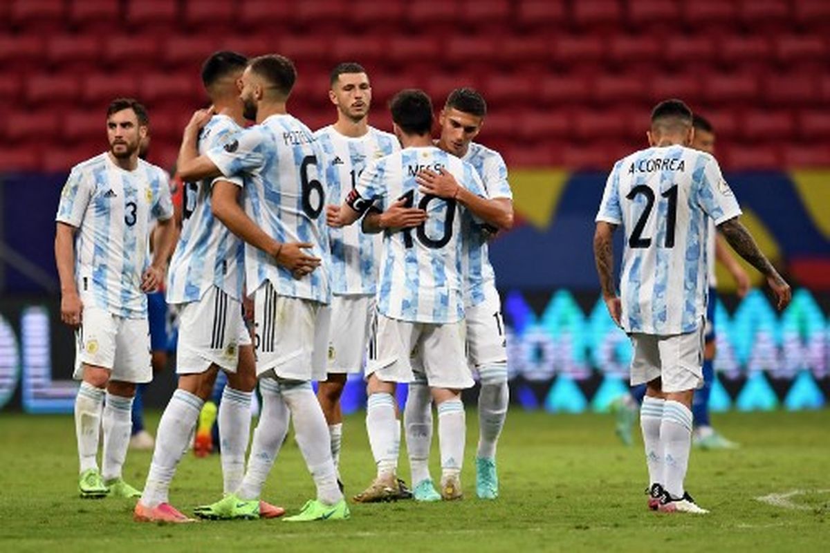 Para pemain timnas Argentina berpelukan seusai mengalahkan Paraguay 1-0 pada laga Grup A Copa America 2021 yang dihelat di Mane Garrincha Stadium, Brasil, pada Selasa (22/6/2021) pagi WIB.