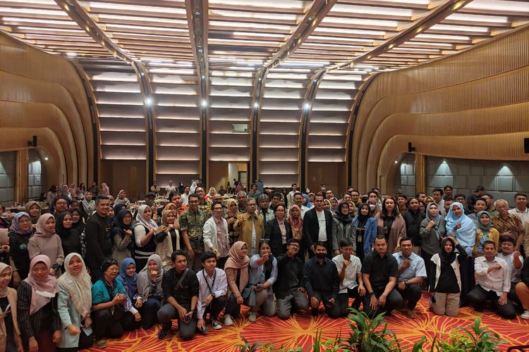 Ratusan peserta pelaku UMKM saat berfoto bersama dalam acara Entrepreneur Hub Agripreneur yang digelar oleh Kementerian Koperasi dan Usaha Kecil Menengah (KemenkopUKM) di Kota Bogor, Jawa Barat, Sabtu (8/7/2023).