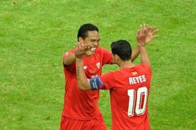 Striker Sevilla, Carlos Bacca (kiri), merayakan golnya bersama Jose Antonio Reyes pada laga final Liga Europa melawan Dnipro Dnipropetrovsk di Stadion Narodowy, Warsawa, Rabu (27/5/2015).