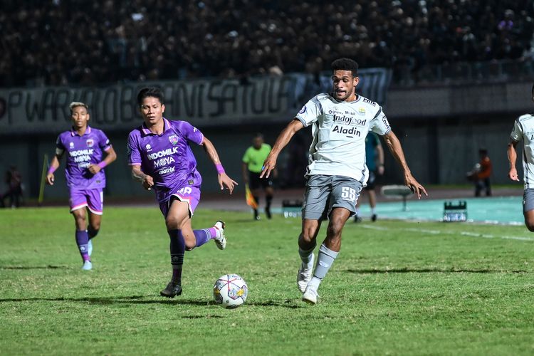 Aksi Ricky Kambuaya gelandang Persib melewati adangan Fahreza Sudin pemain Persita dalam pertandingan pekan ke-33 Liga 1 2022-2023, Minggu (9/4/2023) di Indomilk Arena. 
