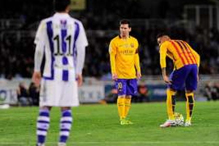 Lionel Messi dan Neymar akan melakukan kick-off seusai Barcelona kemasukan oleh Real Sociedad di Anoeta, Sabtu (9/4/2016). 